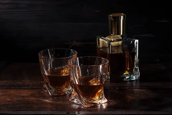 bottle glasses whisky brown wooden