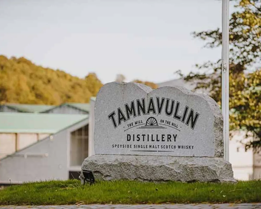 Tamnavulin distillery entrance stone sign.