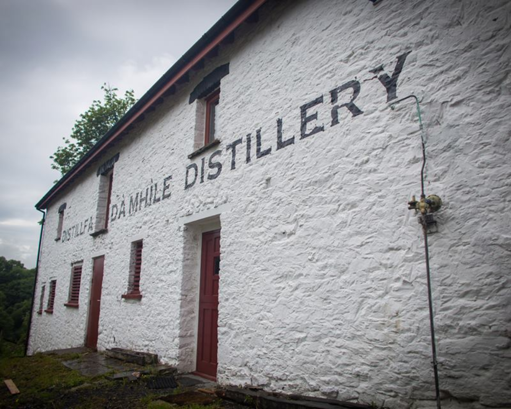 Da Mhile Distillery white brick building